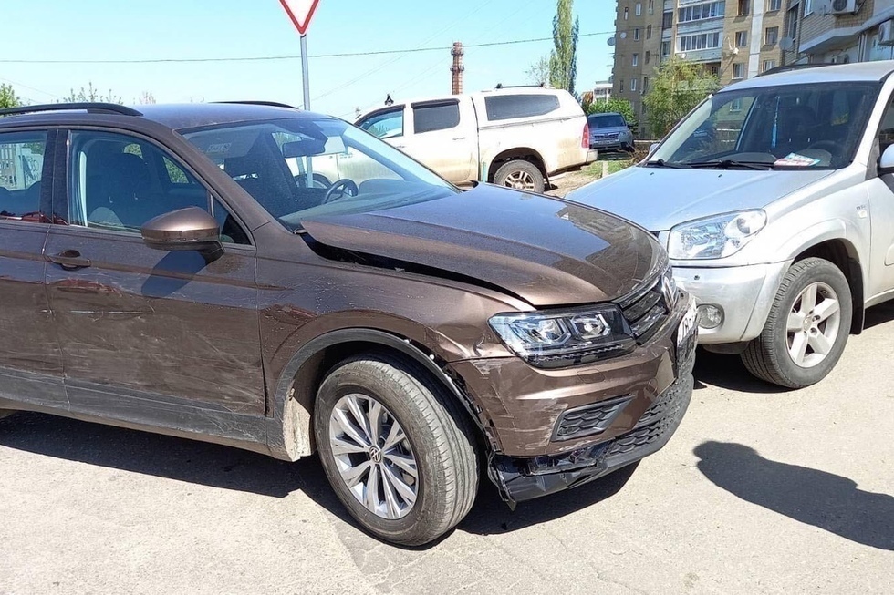 В Волжском районе 80-летняя женщина за рулем Volkswagen въехала в четыре авто
