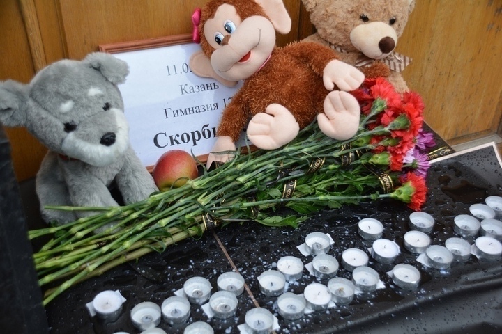 Саратовцы несут цветы и игрушки к памятнику первой учительнице и торговому представительству Татарстана в память о расстрелянных казанских школьниках