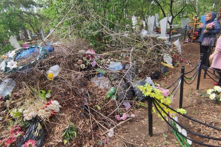 «Просто ужас»: жители Балаково на Радоницу устроили огромную свалку на старом кладбище