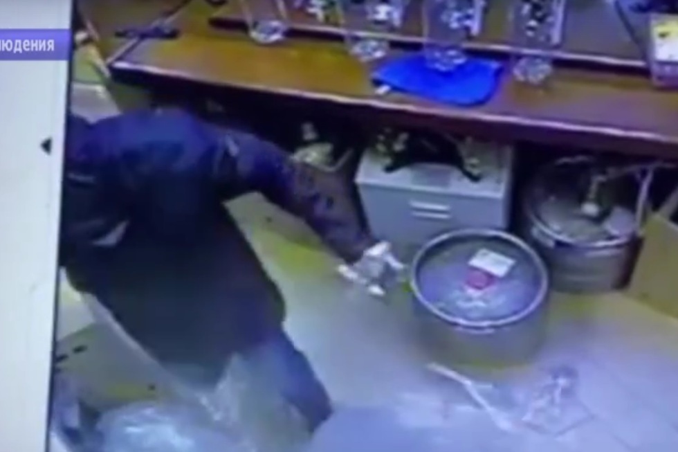 Ранее судимый пьяный сушист не смог дождаться дня зарплаты, ворвался с ножом в магазин и забрал из кассы четыре тысячи рублей (видео)