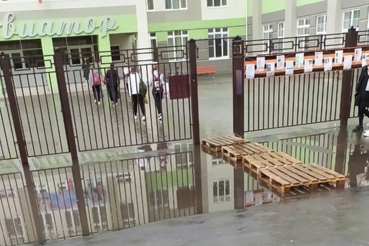 Ученики заходят в новую саратовскую школу по деревянным поддонам из-за затопленного тротуара