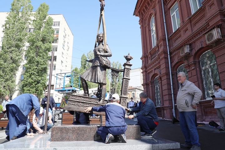 В Саратове установили памятник военной медсестре. Спикеру Госдумы рассказали о концепции монумента