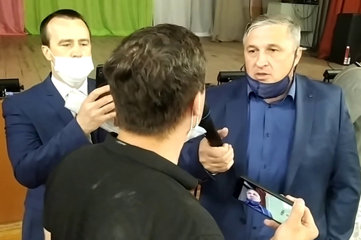 Слушания о присоединении сел к Саратову привели к потасовке между чиновником и коммунистом Николаем Бондаренко (видео)