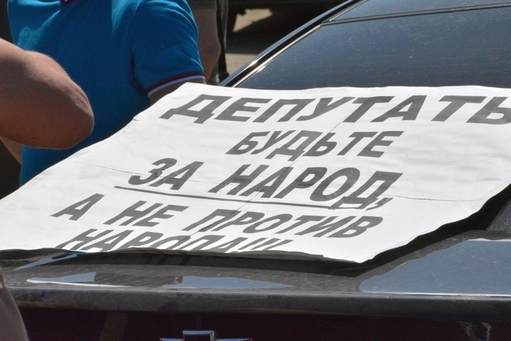Жители, протестующие против присоединения Михайловского МО к Саратову, проводили чиновника криками «Позор!»