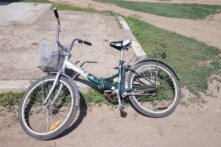 В селе Питерка водитель «Лады Гранты» сбил 71-летнюю велосипедистку: ее госпитализировали