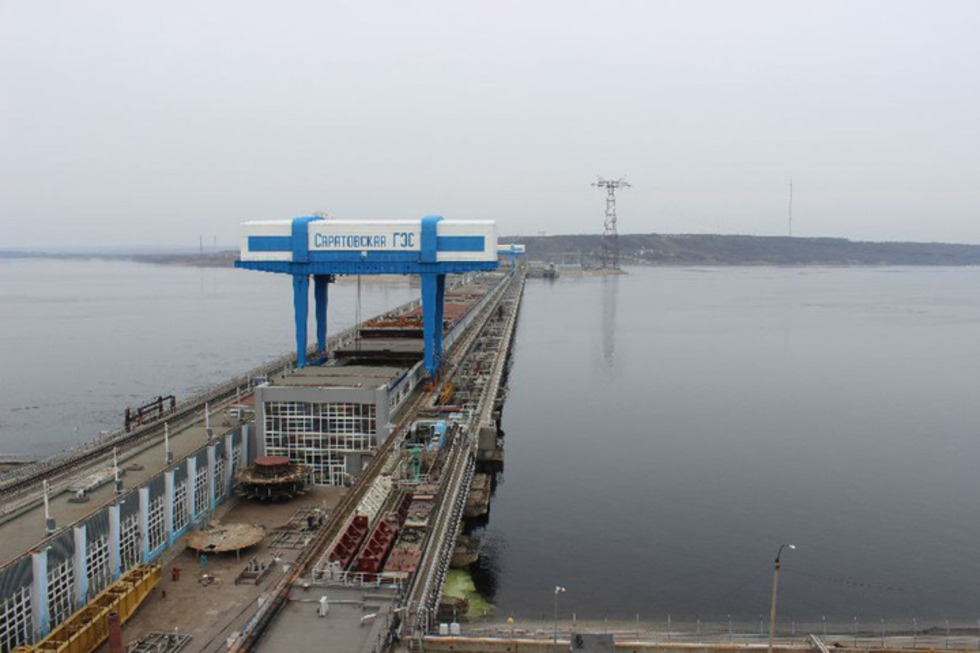 Росприроднадзор нашел в сточных водах Саратовской ГЭС в разы превышающую норму концентрацию железа и нефтепродуктов, но «РусГидро» добилось отмены штрафа и прекращения дела