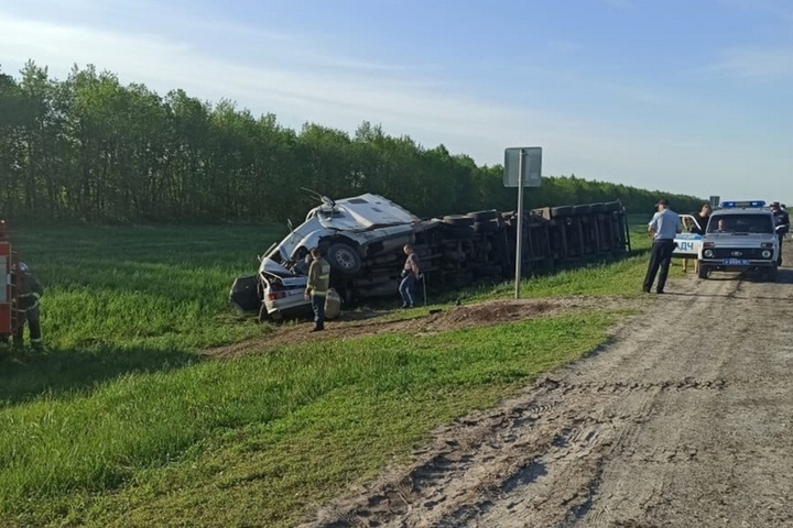 В Петровском районе в страшном ДТП с фурой погибли двое взрослых и двое детей