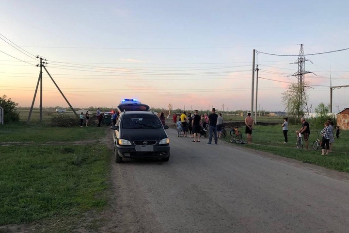 В Энгельсском районе водитель за рулем Opel сбил школьницу на велосипеде: девочку госпитализировали