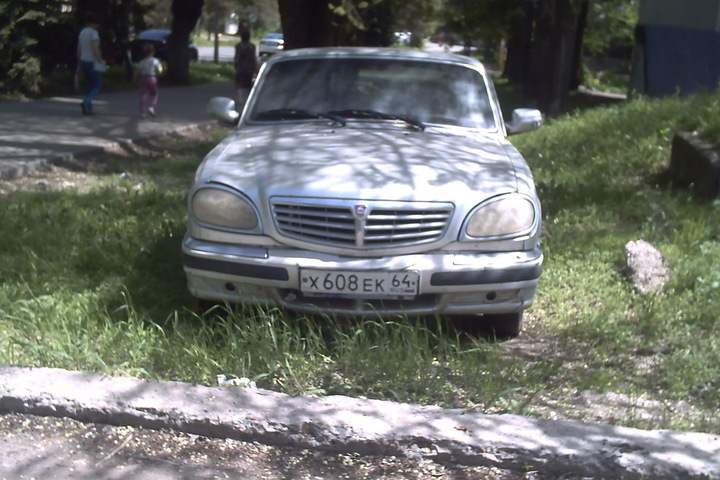 «Наказывать надо»: житель Ленинского района возмутился поведением автохама, который припарковал «Волгу» на газоне