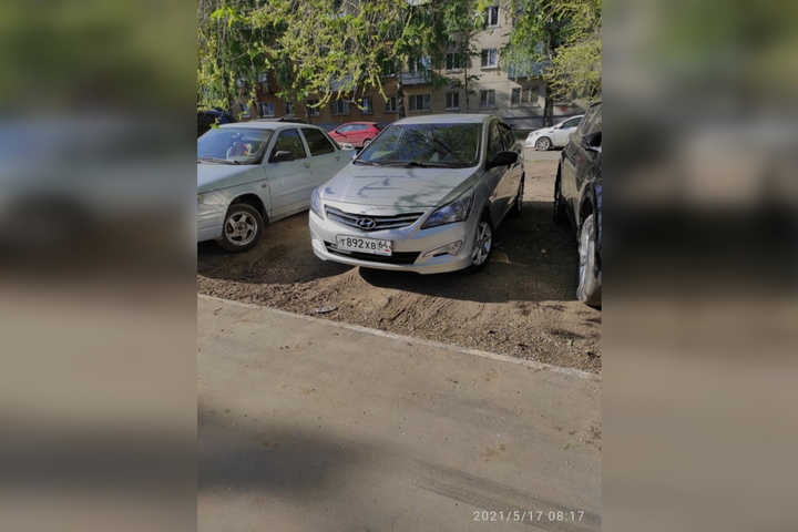 Жительница Саратова рассказала о нарушителях, которые регулярно паркуют автомобили на газоне