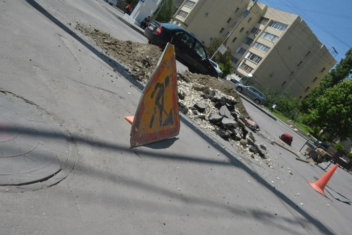 В Саратове через три дня после открытия нового памятника перекопали отремонтированный тротуар рядом с ним