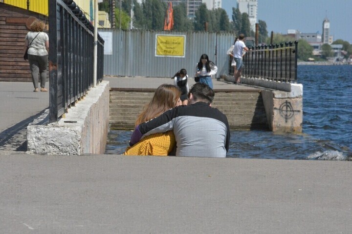 Жители Саратова на лето остались без набережной (чтобы не пролезли, забор даже смазали чем-то липким): фоторепортаж