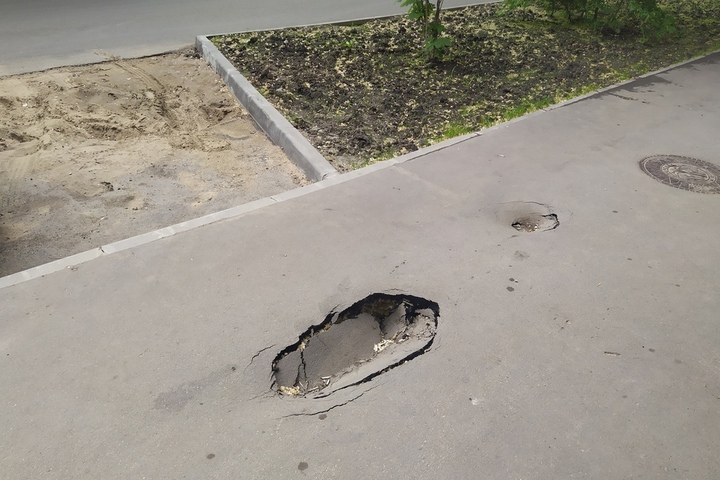 На центральной улице Саратова образовались провалы на дороге и тротуаре, отремонтированных в прошлом году