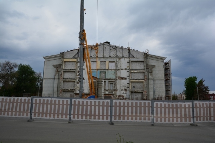 В Саратове застопорилось возведение демонтированной пристройки к театру оперы и балета. Фото
