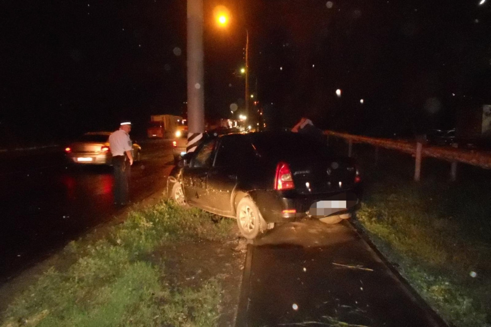 Ночью водитель легковушки вылетел на тротуар и врезался в столб. Пострадала 19-летняя девушка