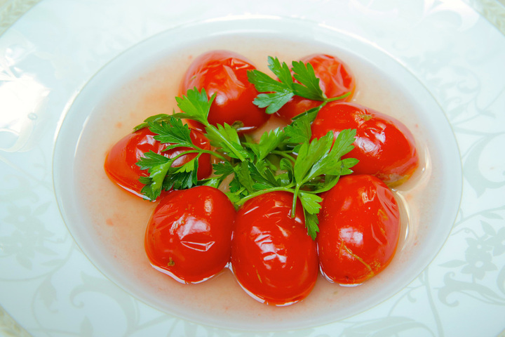 Эксперты проверили соленые помидоры с магазинных полок и назвали лучшие