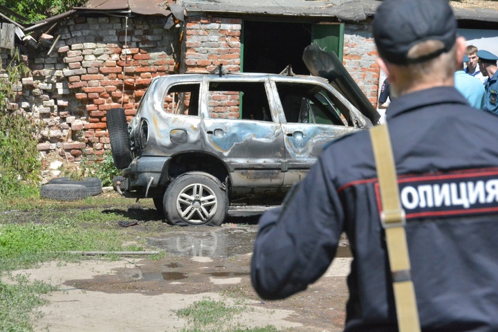В загоревшемся автомобиле в центре Саратова нашли труп (фото)