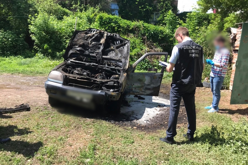 На Челюскинцев в припаркованном автомобиле сгорел мужчина: следователи начали проверку