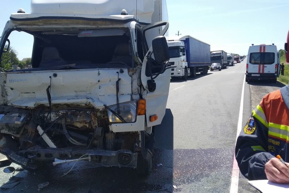 В Саратовском районе столкнулись Hyundai и «КамАЗ»: два человека госпитализированы