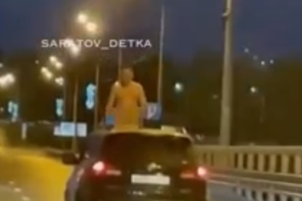 «Вот что делает с людьми аномальная жара в мае»: на объездной дороге Саратова водителей шокировал мужчина, который вылез из люка внедорожника абсолютно голым (видео)