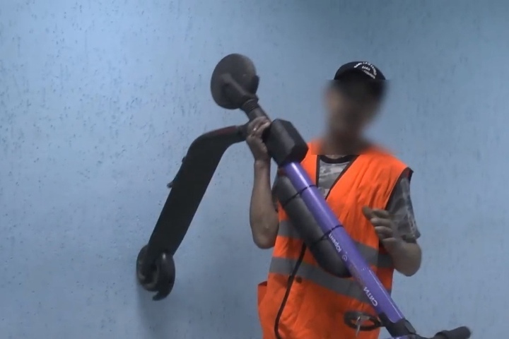 В Саратове 53-летний горожанин украл электросамокат, чтобы ездить на нем на работу (видео)