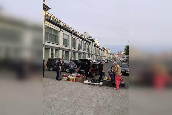 «Ларьки убрали, а торгаши остались»: на площади Кирова продают овощи и фрукты на коробках