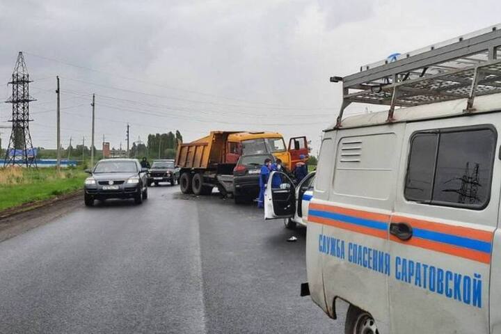 На выезде из Балашова внедорожник залетел под КамАЗ: водитель скончался на месте