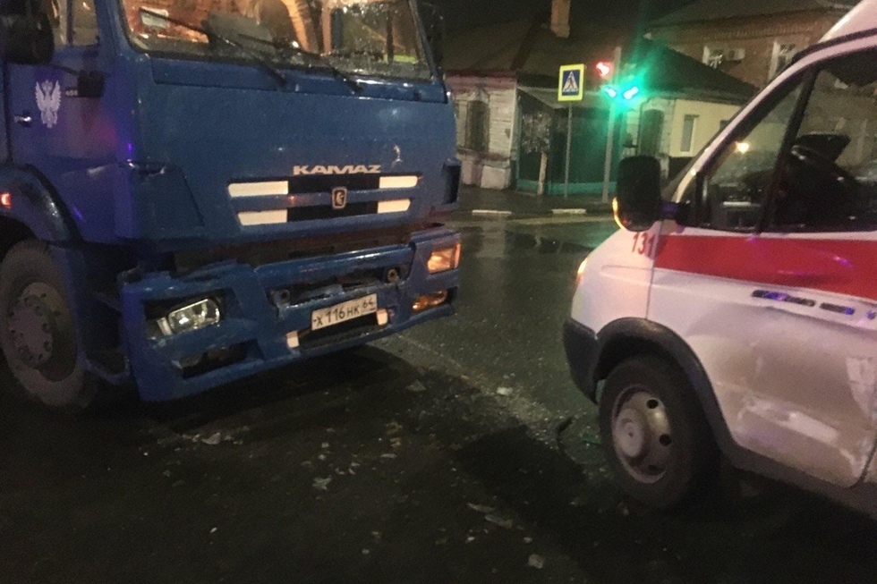 В Саратове ночью «скорая» въехала в «КамАЗ»: три человека госпитализированы