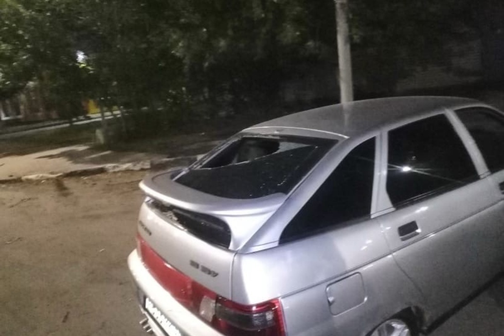 В Заводском районе таксисту из-за отказа везти семейную пару с детьми без автокресел разбили заднее стекло