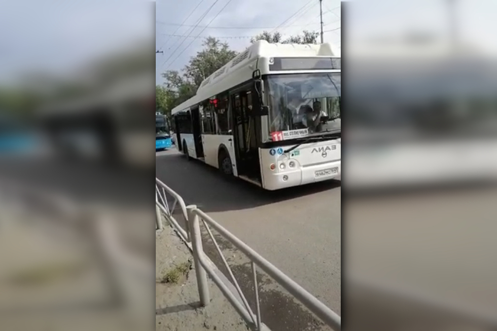 Война за пассажиров: горожанка показала, как на проспекте 50 лет Октября автобус и троллейбус не поделили дорогу (видео)