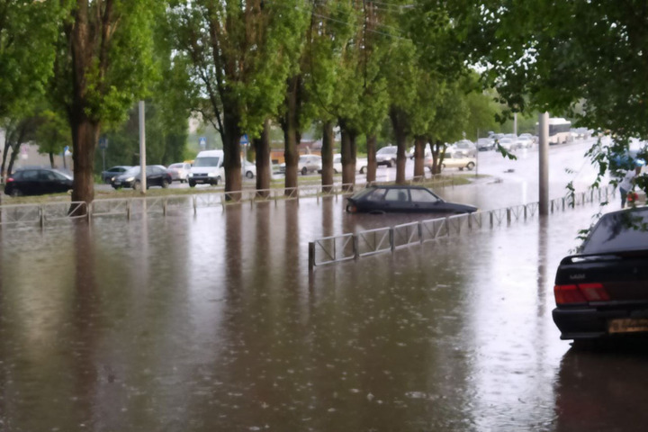 «Какой ужас в Саратове!»: вчерашний потоп в областном центре попал в «Кровавую барыню»