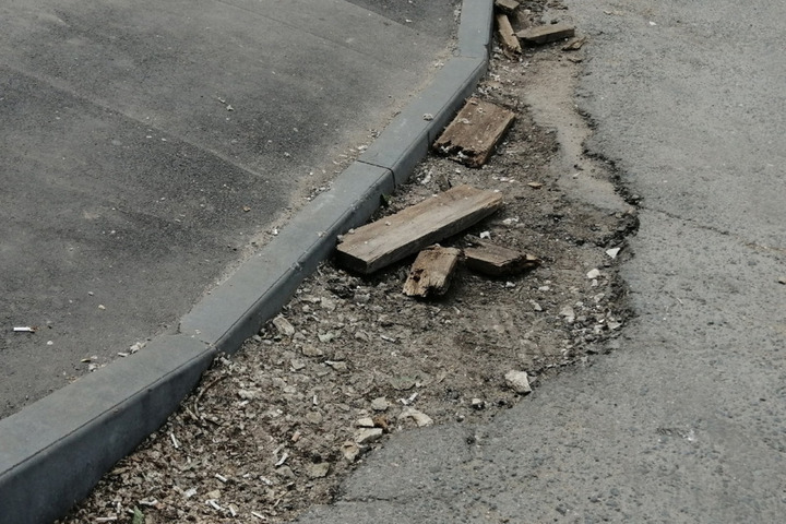 Горожане жалуются на недоделанные тротуары, которые подрядчик бросил почти месяц назад