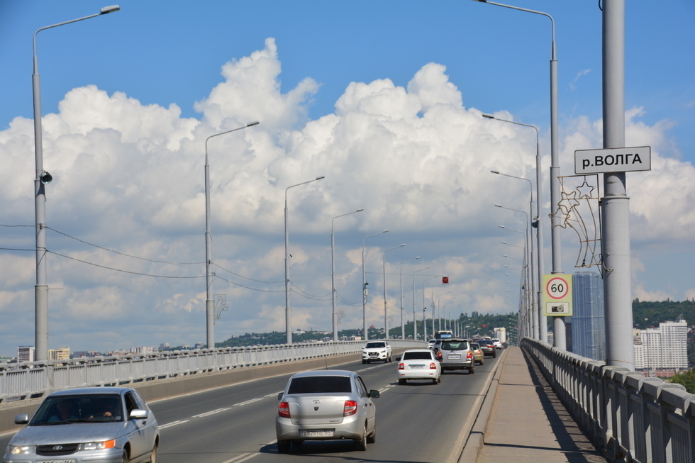 На мосту Саратов-Энгельс так и не начали монтаж контактной сети для троллейбусов (по контракту осталось всего три недели)