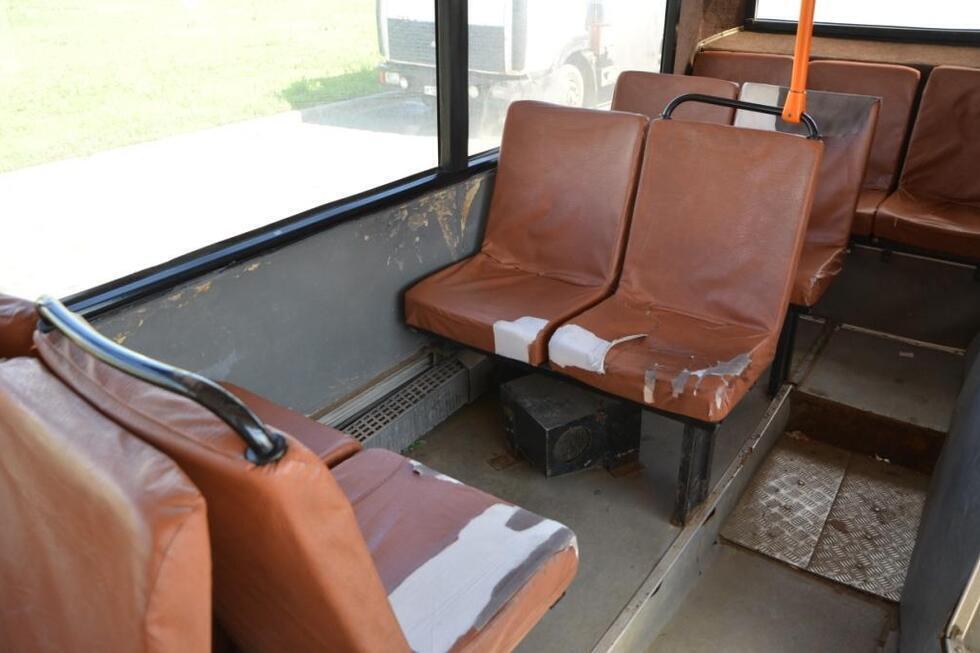 Чиновники назвали маршрут, где пассажиров возят в автобусах с грязным салоном и рваными сидениями
