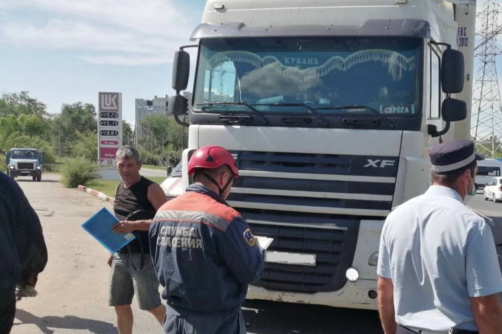 В Энгельсе грузовик сбил пешехода: спасатели извлекали мужчину из-под колес фуры