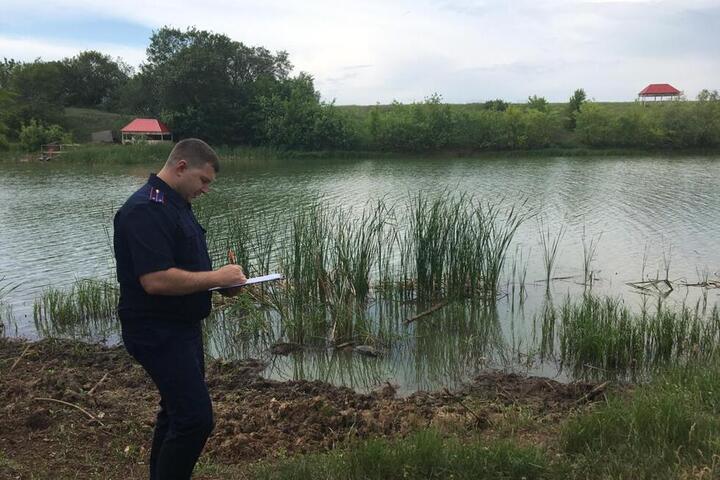 Следователи выясняют причины смерти мужчины, тело которого нашли в пруду