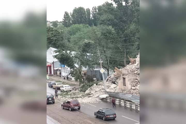 В Заводском районе рухнувший при сносе дом завалил дорогу