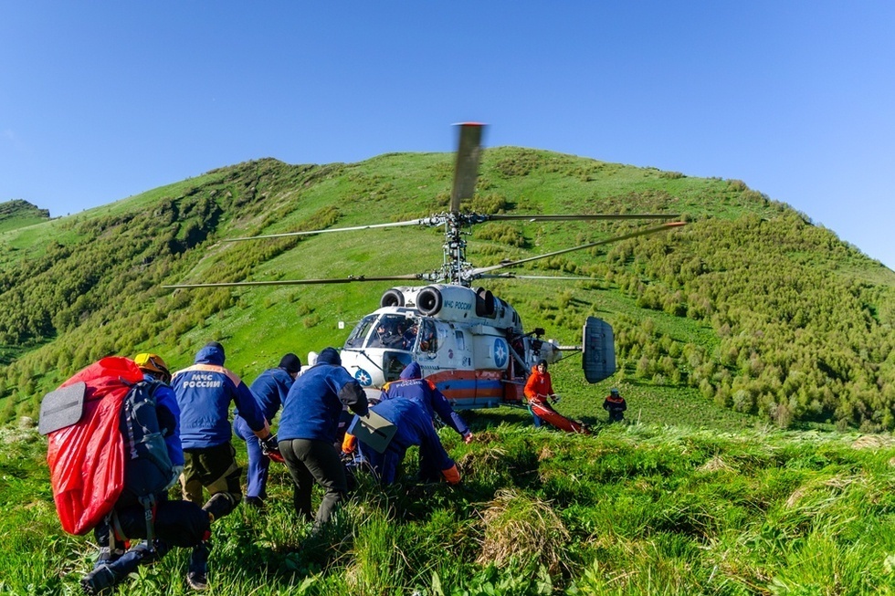 Вертолет, специальный автомобиль и 16 спасателей: операция по эвакуации саратовца с подножья горы длилась больше суток