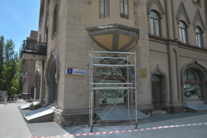 «Произошло некое обрушение элемента фасада»: в правительстве подтвердили разрушение части балкона консерватории