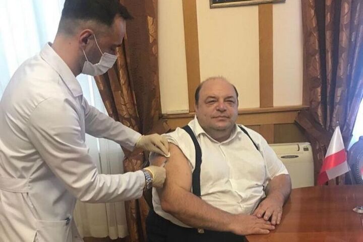 «Мне нужно быть здоровым и жить»: министр здравоохранения вакцинировался, хотя уже переболел ковидом