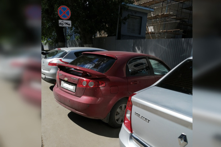 Горожане призвали запретить водителям бросать машины в центре города, «не дожидаясь несчастного случая»