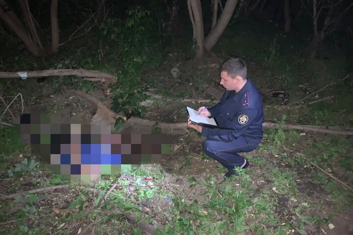 В Багаевке сельчанка нашла труп неизвестного мужчины, но полицию вызвала не сразу, решив что тот напился и отсыпается в кустах
