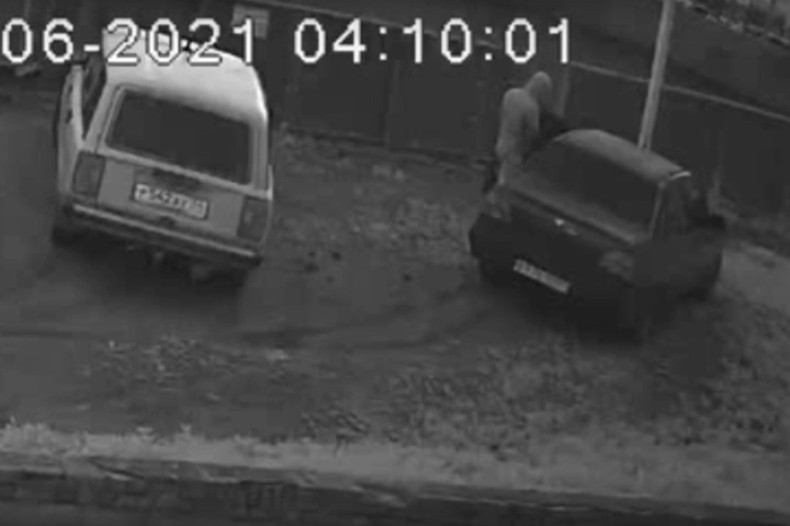 Житель Солнечного похвалился покупкой дорогой автомагнитолы перед соседом: тот украл ее, спрятал в тайнике и продал (видео)