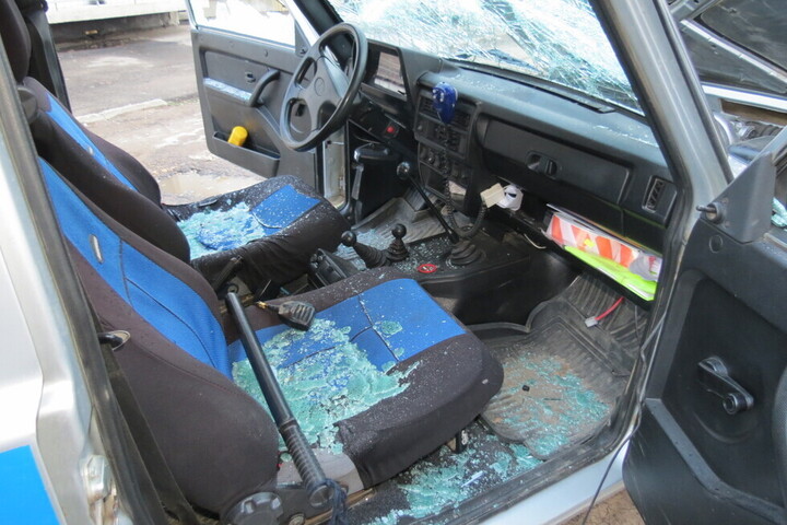 В Базарном Карабулаке мужчина разбил арматурой служебный автомобиль и обматерил полицейского: возбуждены два уголовных дела