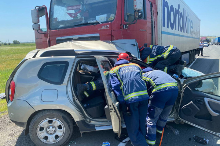 ДТП с грузовиком под Саратовом: на месте погибли двое мужчин и годовалый ребенок, женщину спасти не удалось