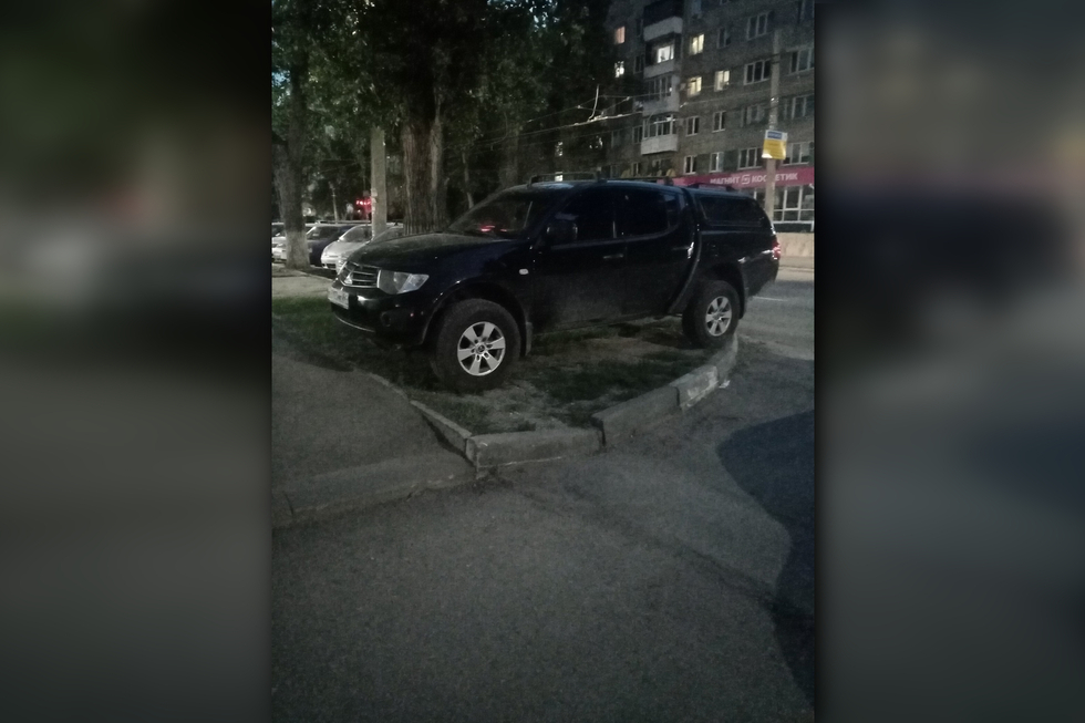 Очевидец возмутился поведением водителя Mitsubishi, который припарковал автомобиль на газоне на Огородной