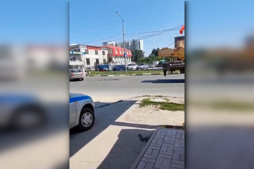 На Ново-Астраханском шоссе автокран сбил 27-летнюю девушку
