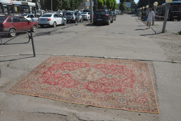После публикации в соцсети чиновники убрали «уютный» ковёр, прикрывавший яму на тротуаре в центре Саратова