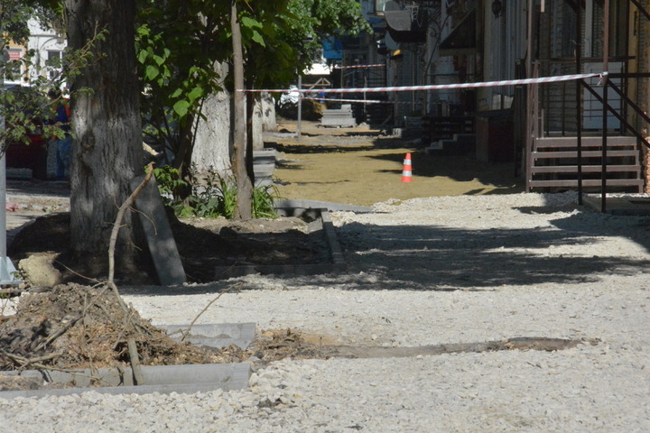 В Кировском районе до конца лета тротуары отремонтируют еще на семи улицах