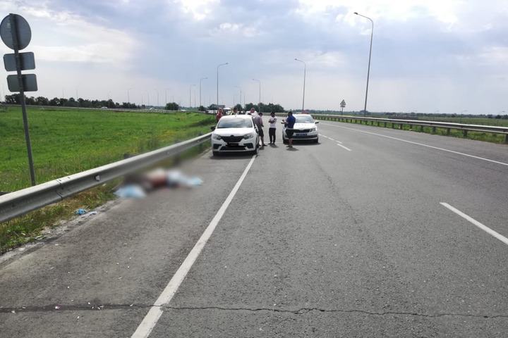 На трассе в районе аэропорта Гагарин водитель такси насмерть сбил мужчину